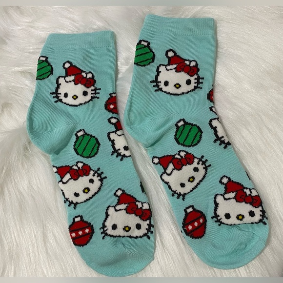 NWOT 2 Pairs Hello Kitty Christmas Capris Socks Fits shoes sizes 4-10 - Picture 3 of 5